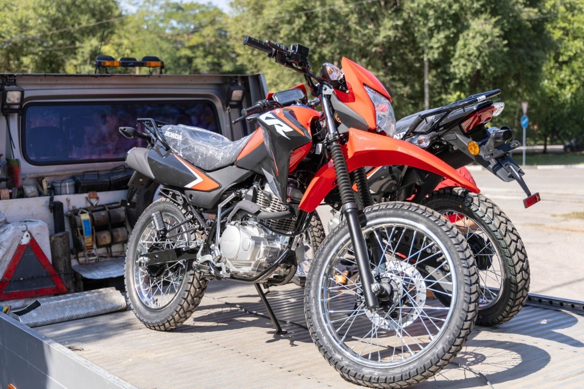 Маневрені та швидкі: Метінвест передав Нацгвардійцям багі та мотоцикли