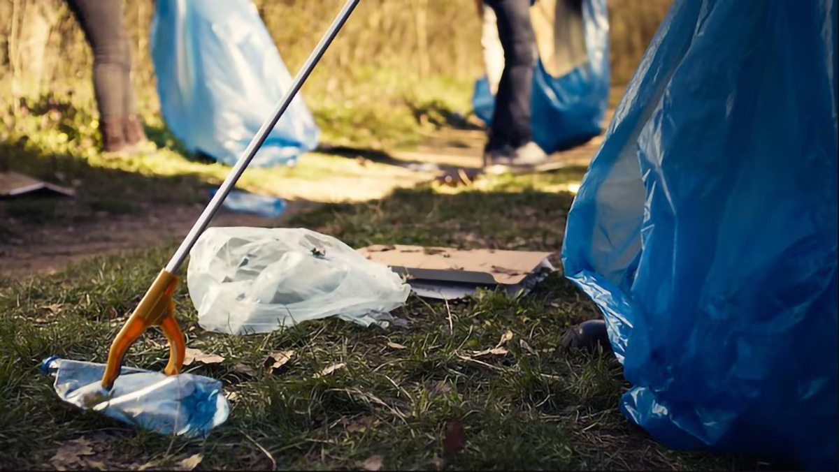 Запоріжці повідомили про незаконне сміттєзвалище поблизу багатоповерхівки - екологи провели рейд