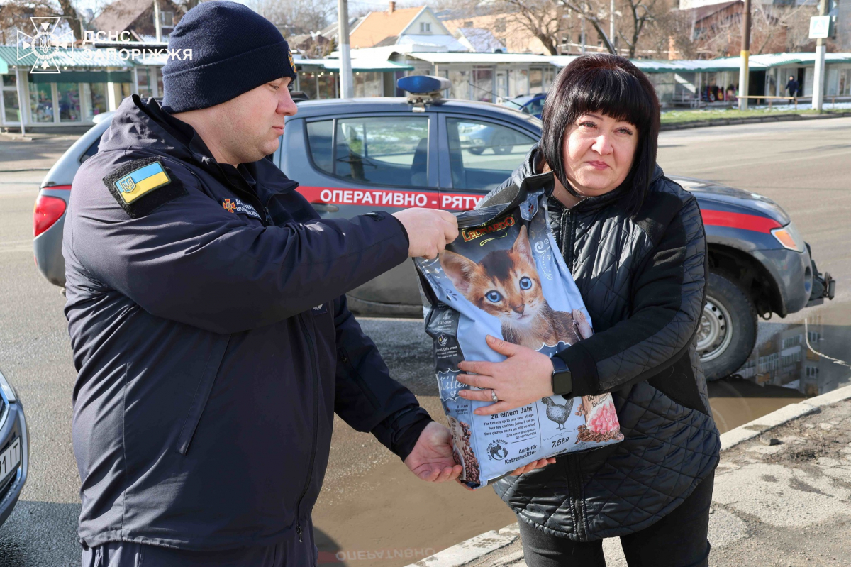 Допомагали людям та евакуювали кота - запорізькі рятувальники привезли пухнастика з прифронтового селища господарці (відео)