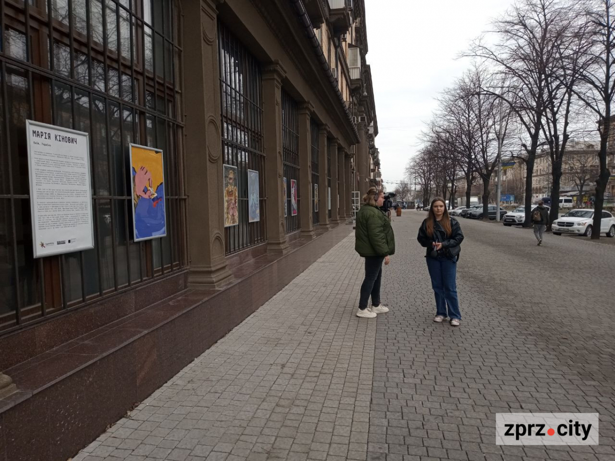 На вулицях Запоріжжя відкрили нову виставку плакатів воєнного часу - фото