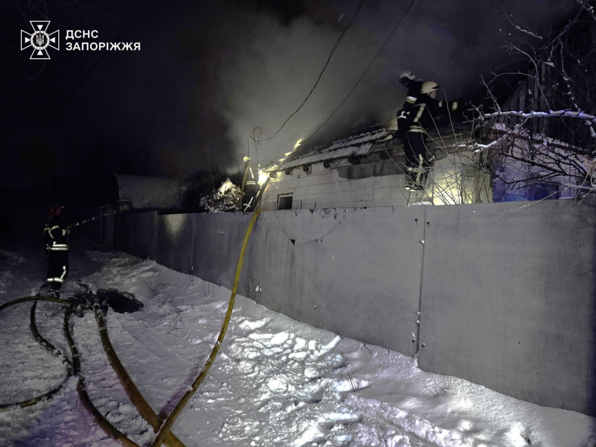 Рятувальники виявили тіло під час гасіння пожежі – у Запоріжжі чоловік загинув у власному будинку (фото, відео)