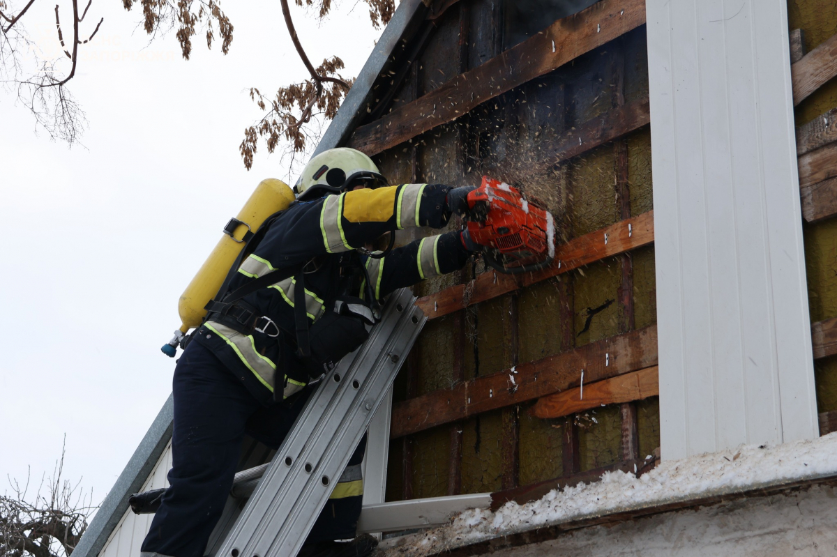 Пожежі у Запоріжжі: рятувальники гасили будинок і кафе в різних районах міста (фото, відео)