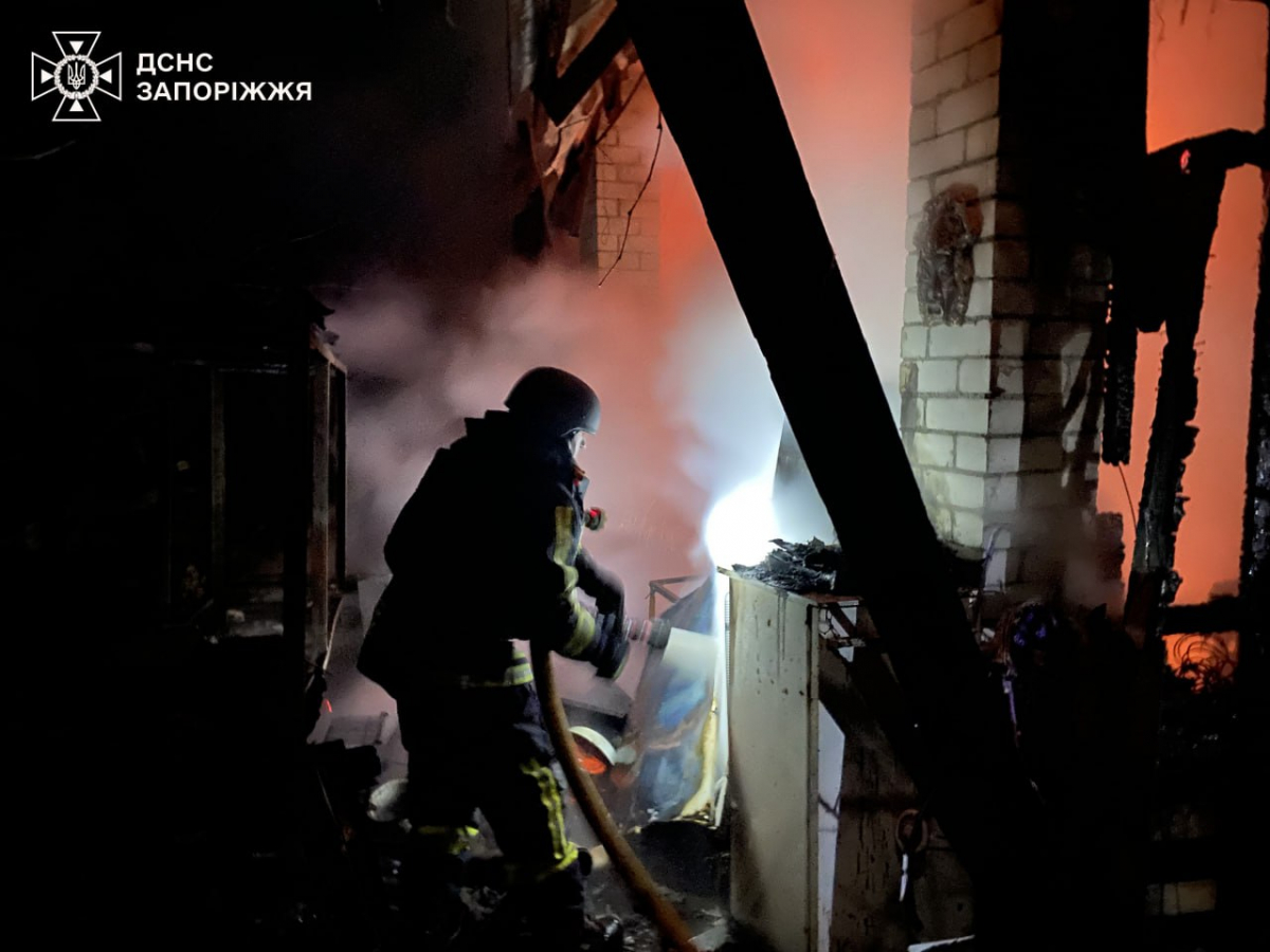 Винесли з диму та полум'я: у Запоріжжі врятували людину під час пожежі (фото, відео)