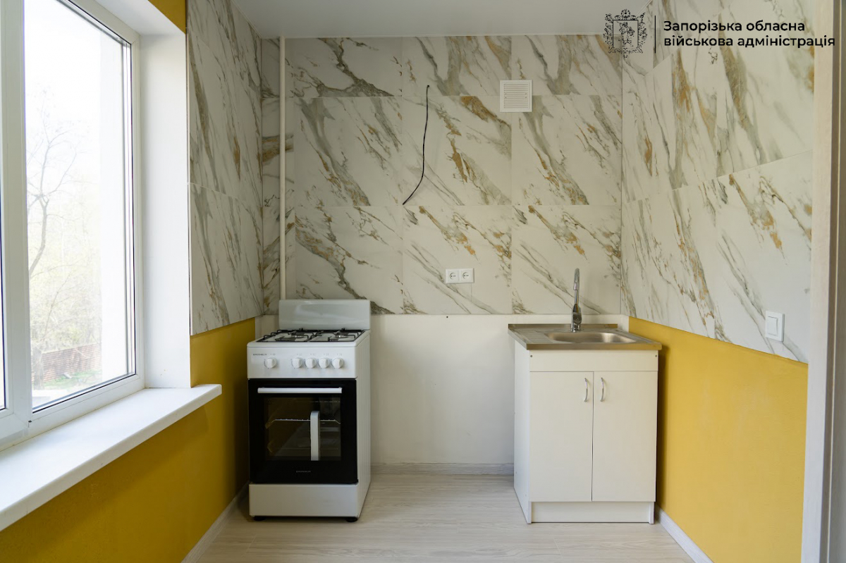 Неушкодженим у квартирі залишився санвузол та двері: запоріжці повертаються у відновлений будинок