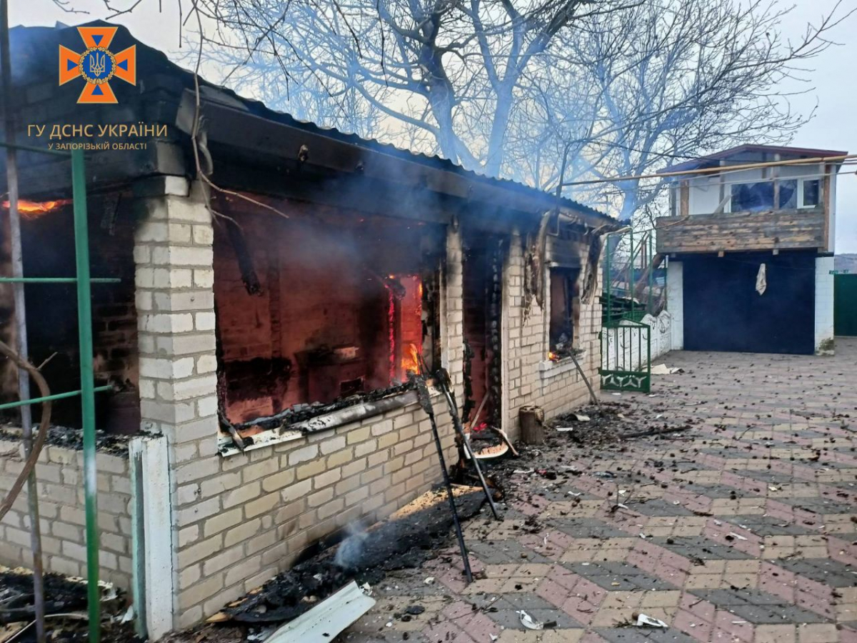 Внаслідок ворожих обстрілів у Запорізькій області загорілася велика літня кухня - фото