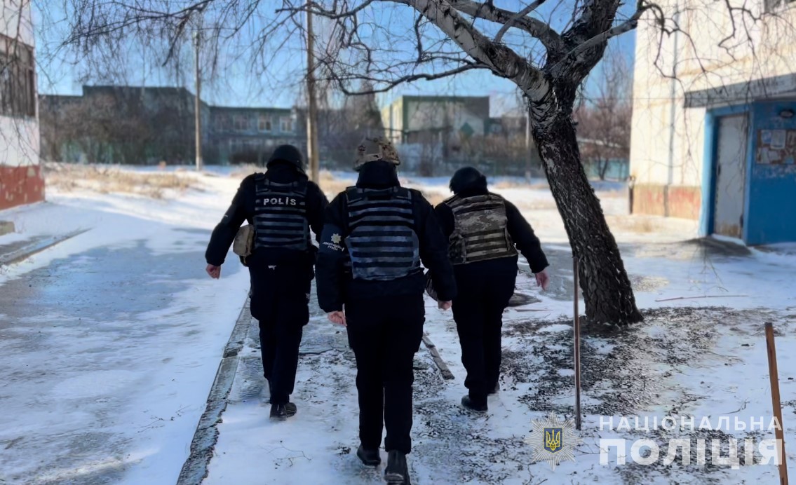 Під постійними обстрілами та у холоді – запорізькі поліцейські евакуювали пенсіонерку з прифронтового Степногірська