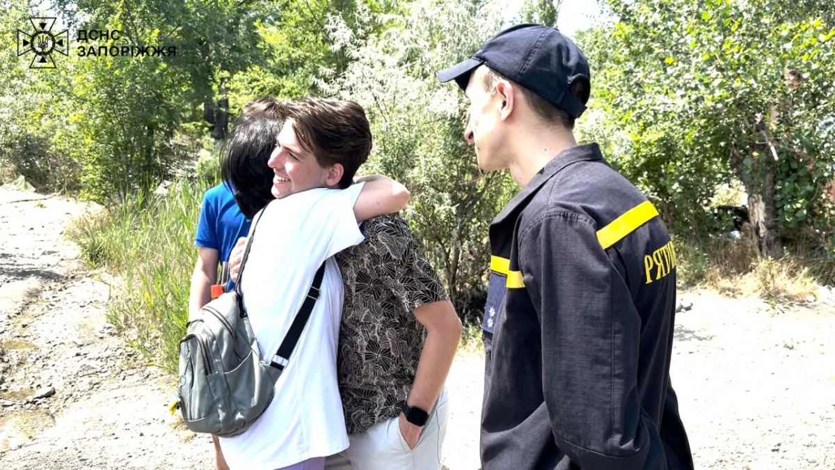 Витягли з води та відвезли у лікарню - двоє запоріжців врятували підлітка, який тонув у водоймі (фото)