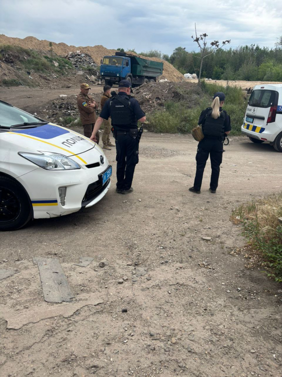 Спіймали "на гарячому" — у центрі Запоріжжя водій вантажівки звалював сміття просто неба (фото)