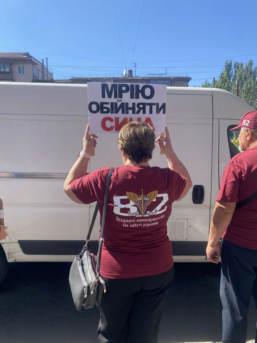 «Ми повинні за них боротися» -  у Запоріжжі пройшла акція на підтримку військовополонених (фото)