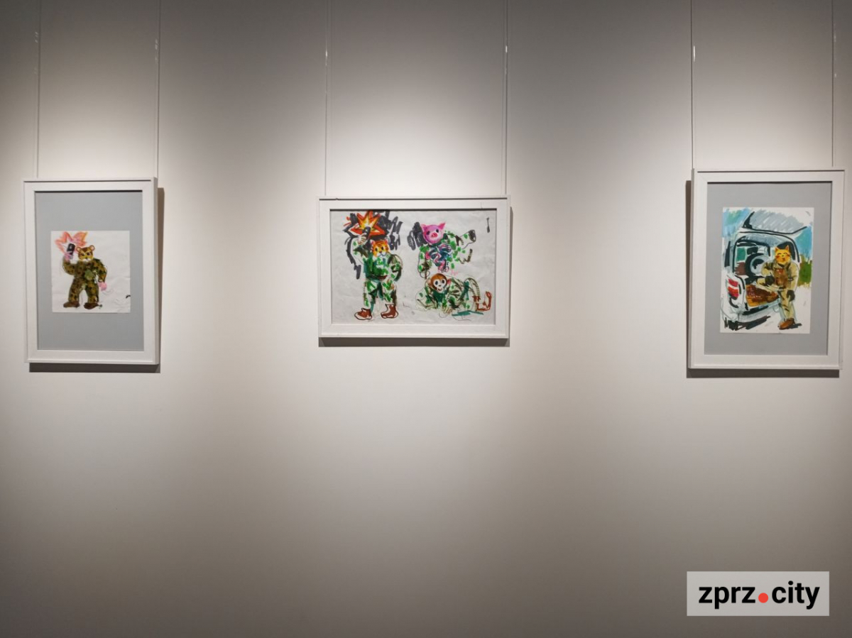 Як у соцмережах: у Запоріжжі відкрили виставку про не цивільне життя (фото)