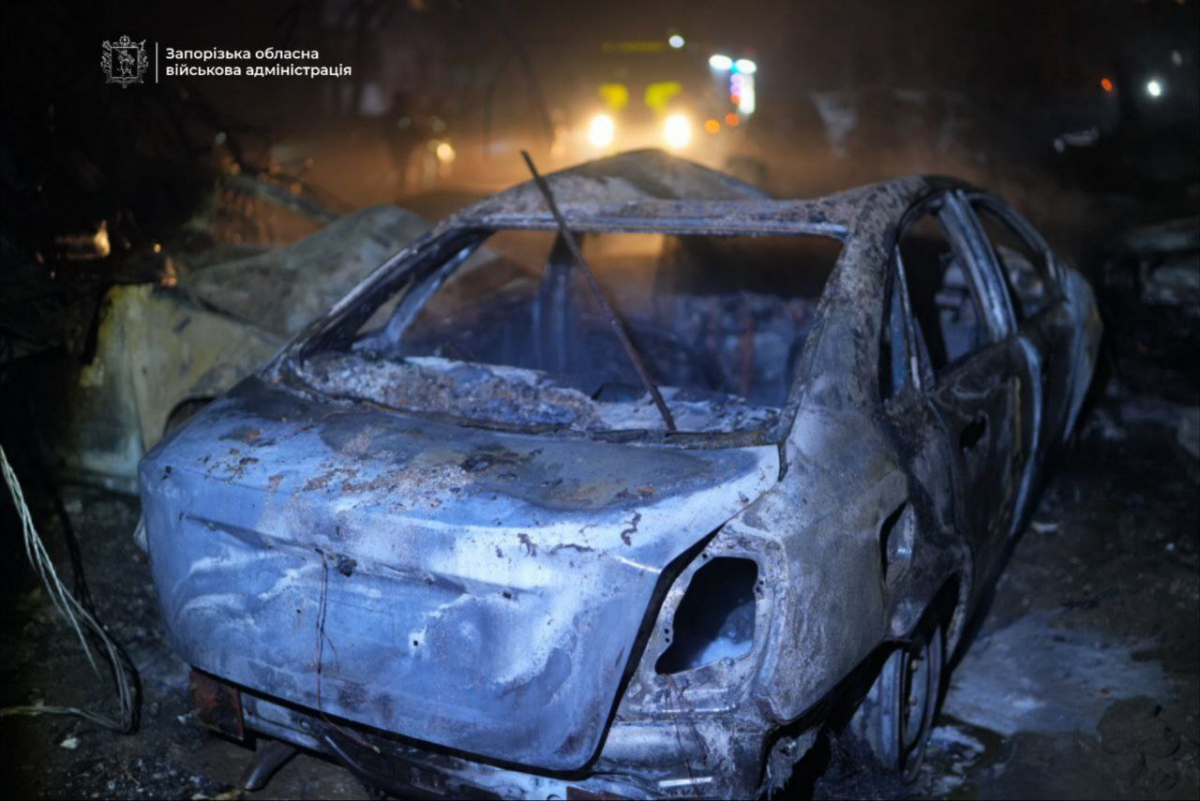 Росіяни вдарили по Запоріжжю на світанку: внаслідок обстрілу є постраждалі, пошкоджено житло та автомобілі (фото, відео)