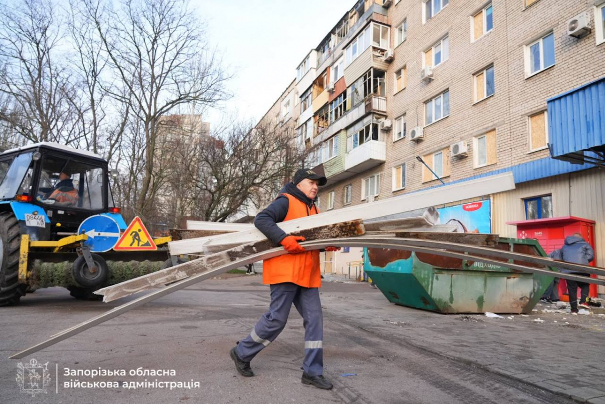 "Скло потрапило у горло, я дістала осколок, - у Запоріжжі очевидці розповіли про удар дрона по супермаркету  (фото, відео)