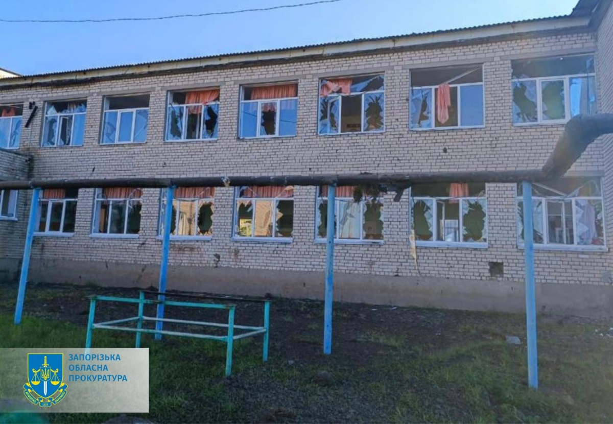 Вдарили чотирма ракетами: як виглядають гімназія та будинки в Запорізькому районі після нічної атаки - фото, відео