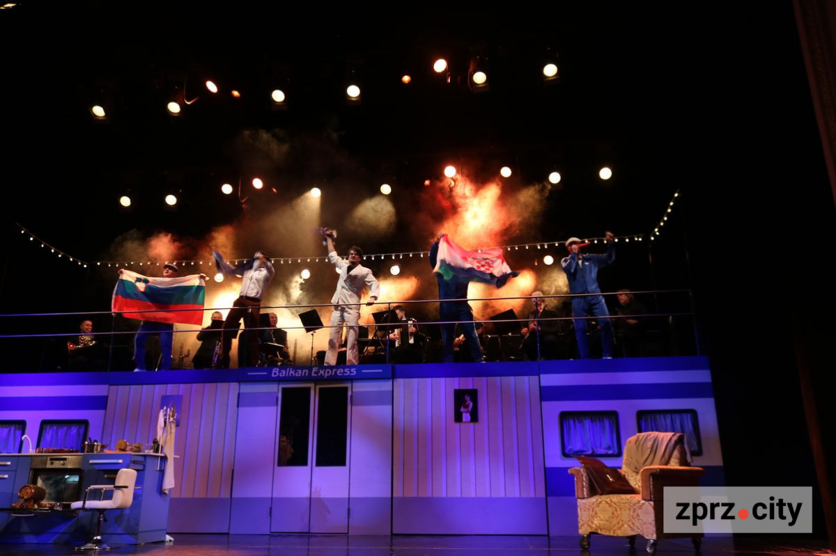 "Ми взяли п'єсу, яка дуже популярна в Європі": у запорізькому театрі покажуть комедію про кохання на трьох