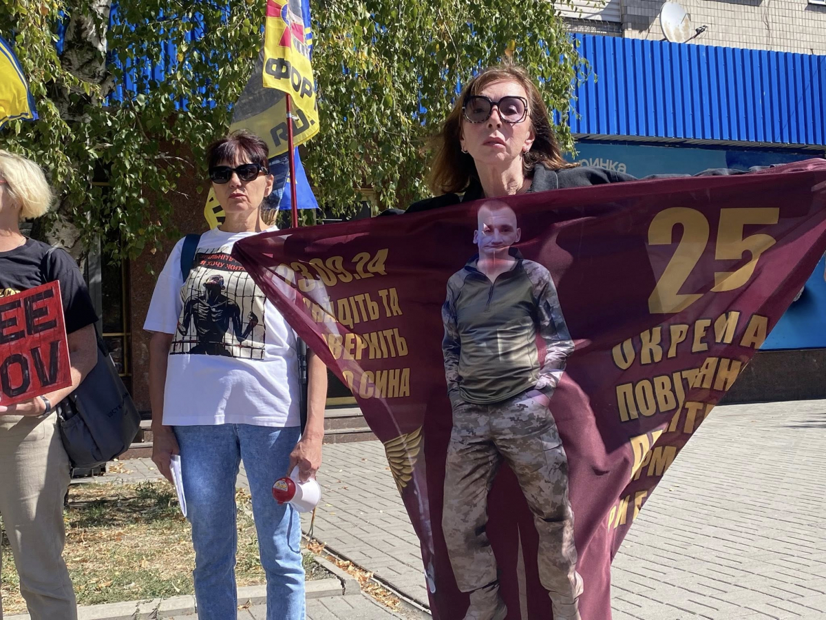 «Ми повинні за них боротися» -  у Запоріжжі пройшла акція на підтримку військовополонених (фото)