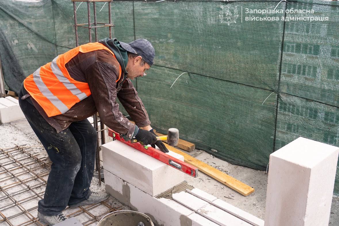 Квартири зводять «з нуля»: як у Запоріжжі відновлюють будинок після удару КАБа (фото, відео)