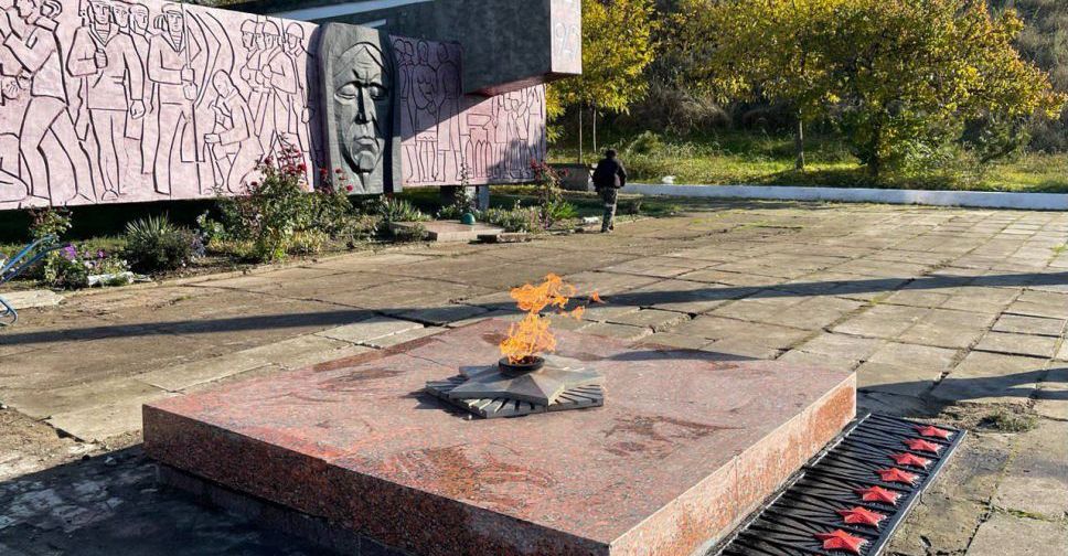 У Бердянську росіяни підключили вічний вогонь в той час, як люди сидять без газу - фото
