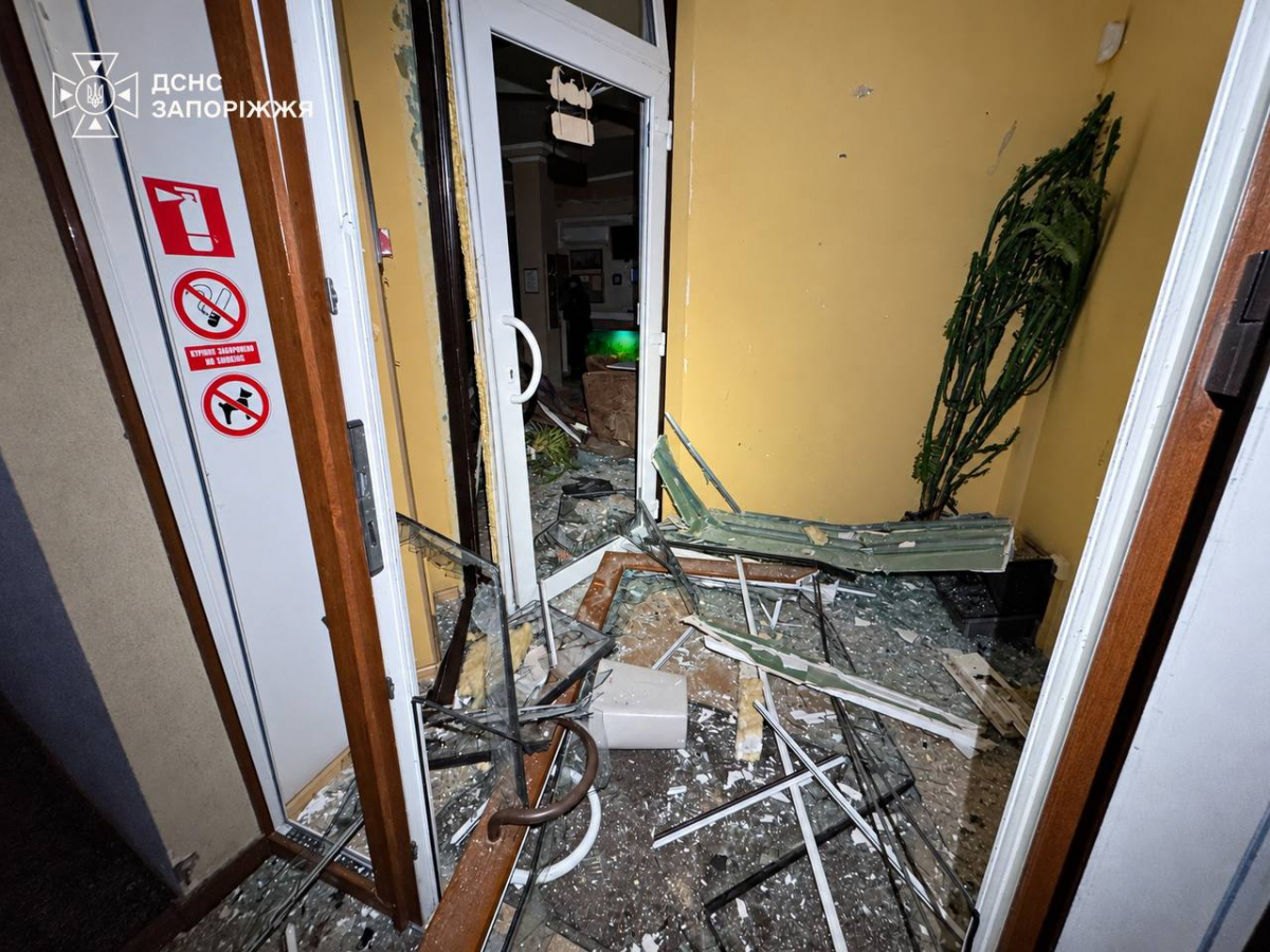 Вночі вдарили КАБами, а зранку — по ТЦ: у Запоріжжі внаслідок атак є поранені (фото, відео)