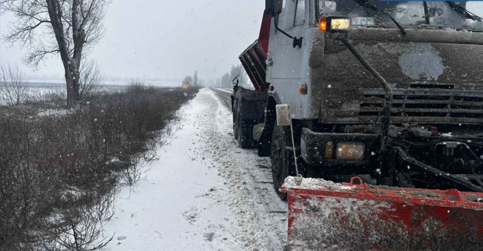 Сніг та ожеледиця: яка ситуація на дорогах в Запорізькій області