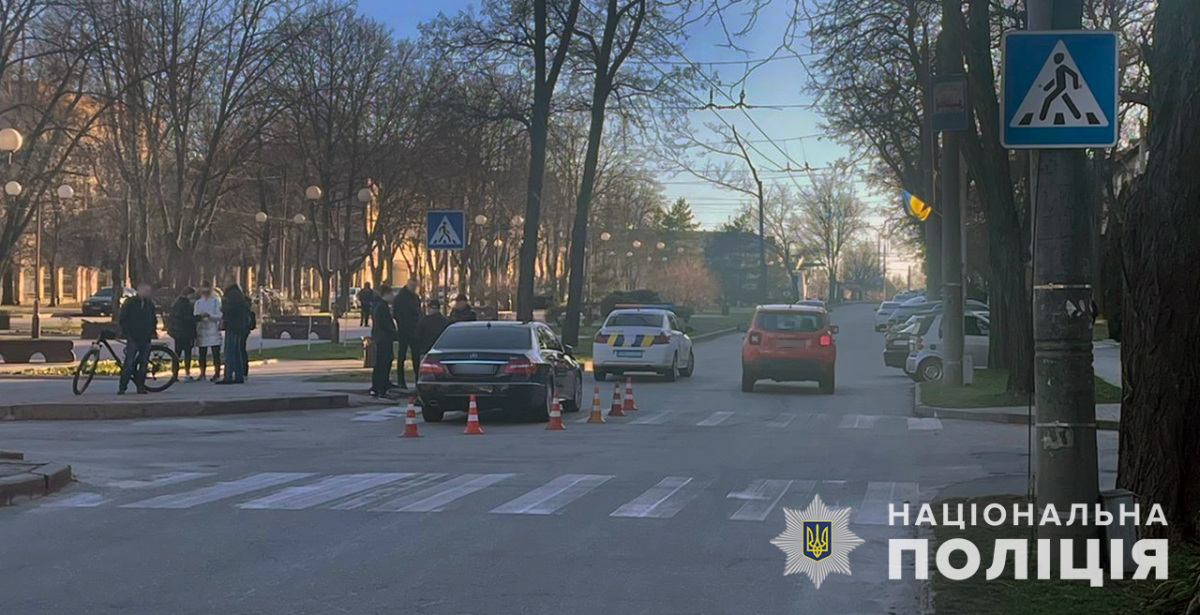 На перехресті в центрі Запоріжжя водій іномарки збив дівчину - фото