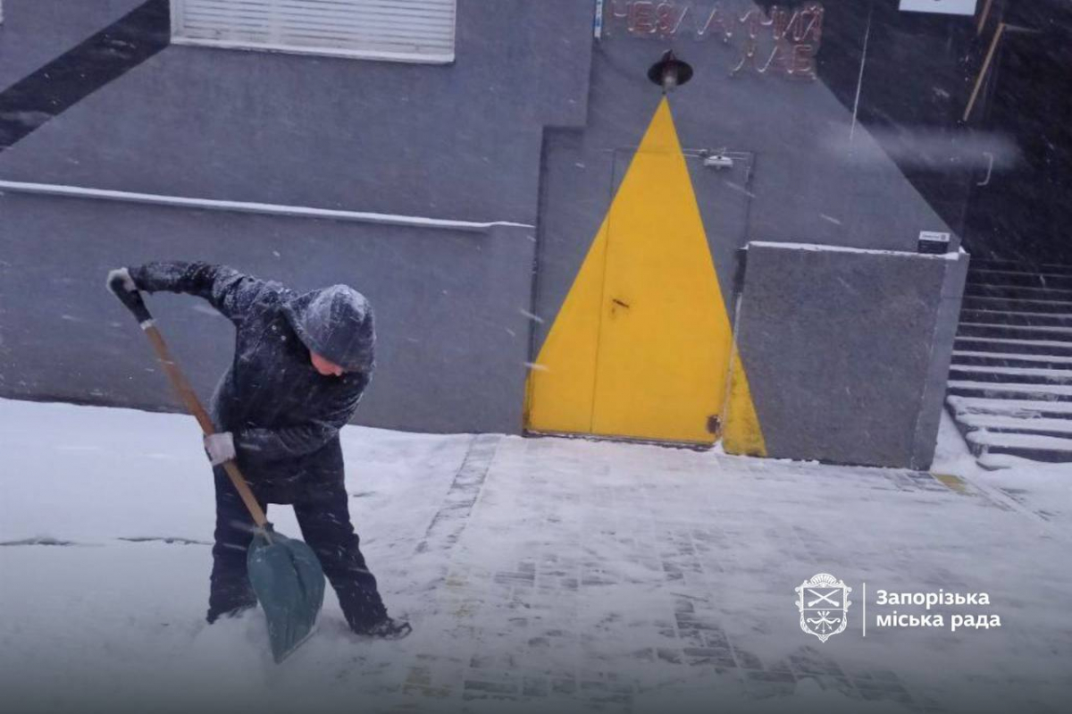 Запорізьку область засипало снігом: комунальники борються з негодою (фото, відео)