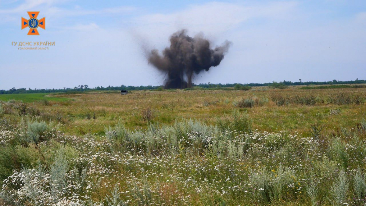 Після ворожого обстрілу житель Запорізького району знайшов біля приватного будинку величезну бомбу - фото