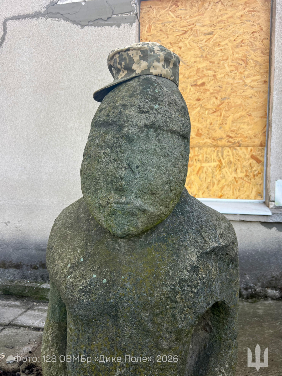 На Запоріжжі військові врятували кам’яних баб від російських авіабомб (фото)