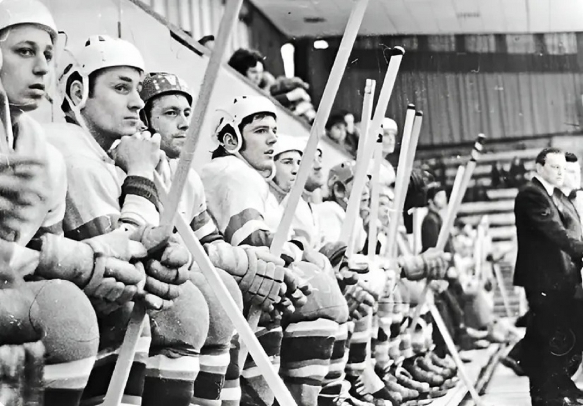 Дебютні змагання - 52 роки тому у Запоріжжі пройшов перший хокейний матч