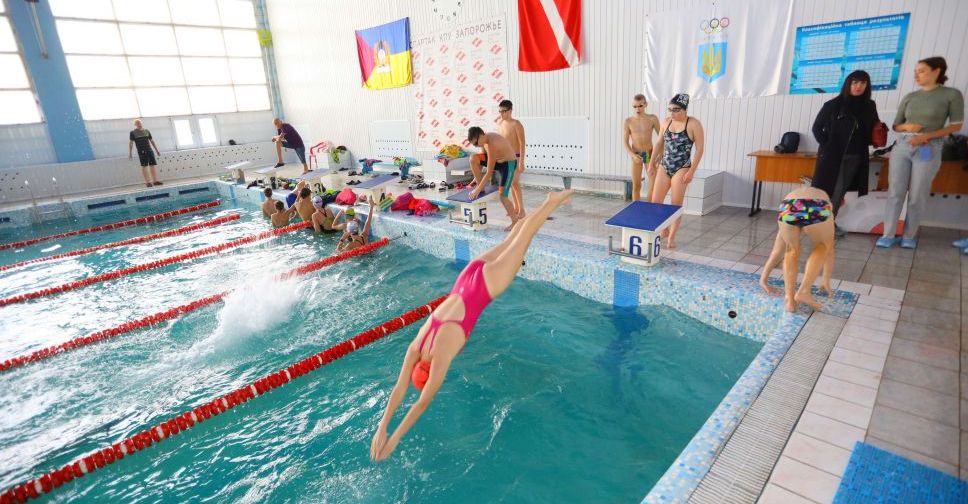 У Запоріжжі дітей - вимушених переселенців безкоштовно навчають плавати