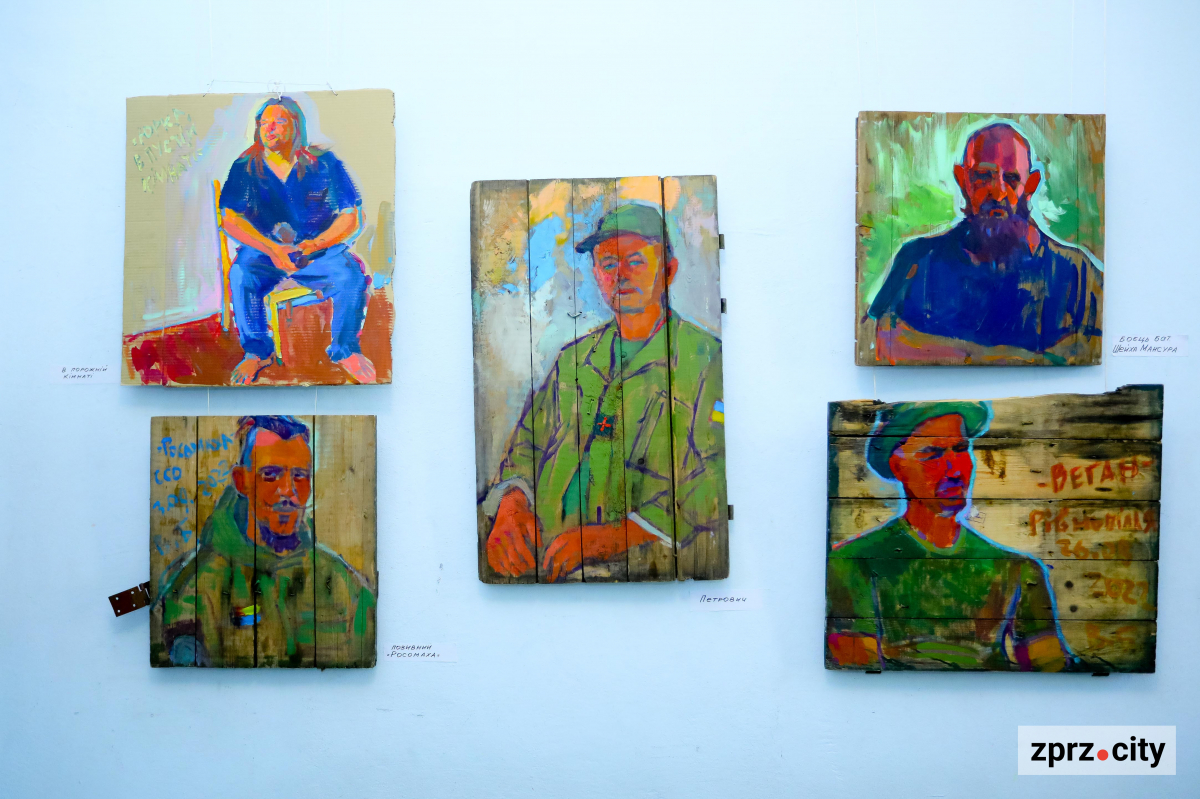 Картини на ящиках з-під боєприпасів: відомий на весь світ художник відкрив виставку у Запоріжжі - фото