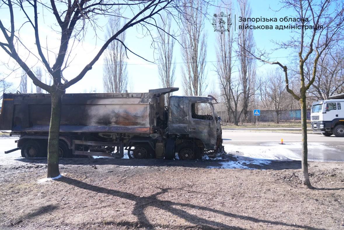 Росіяни вдарили дроном по вантажівці на шосе — у спальному районі Запоріжжя спалахнула пожежа (фото, відео)