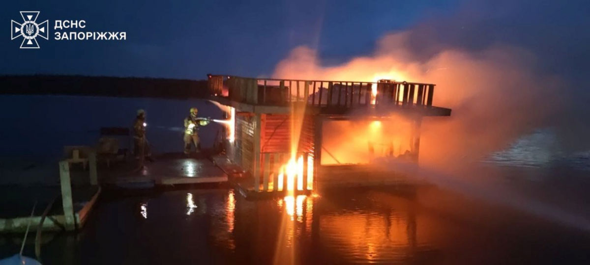 У центральному районі Запоріжжя згоріла лазня на плаву - подробиці, фото