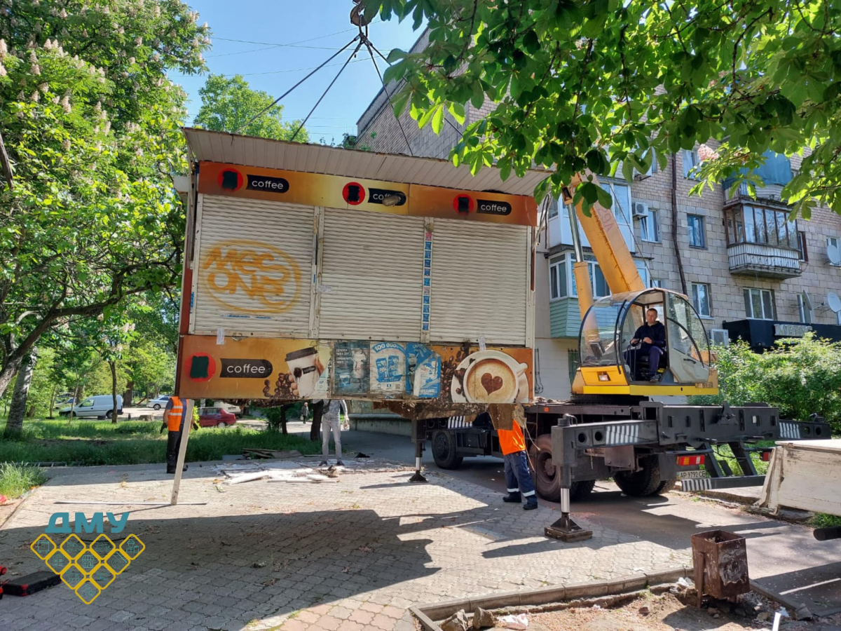 Примусово прибрали — у центрі Запоріжжя звільнили територію від незаконного МАФа (фото)
