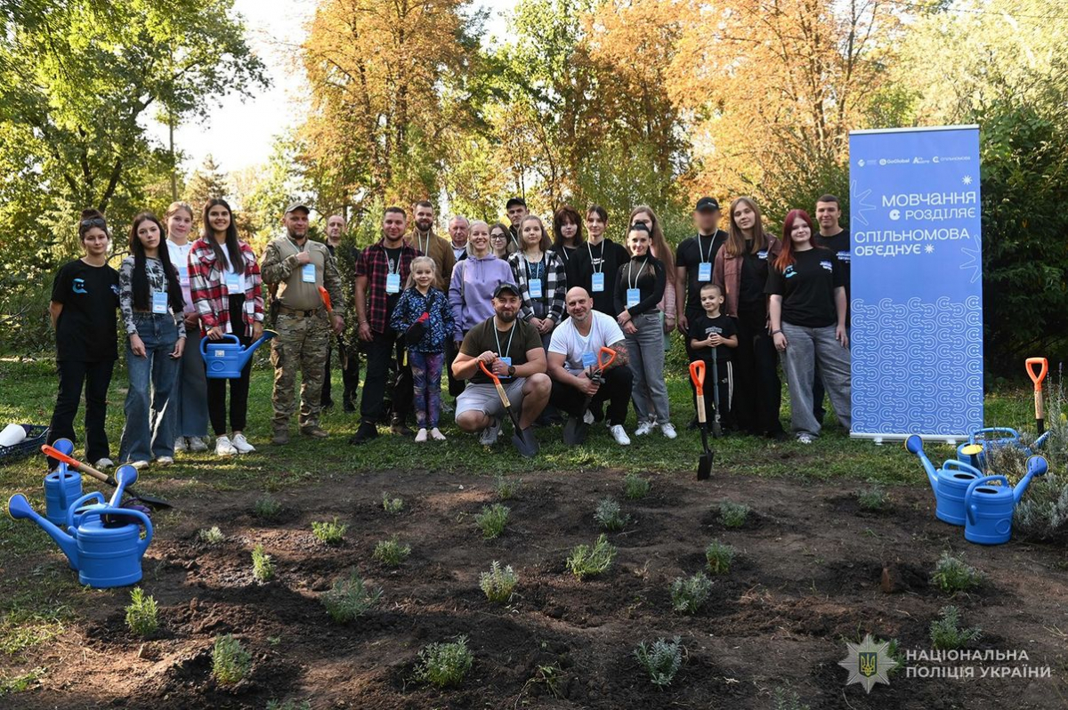 У запорізькому ботанічному саду ветерани війни разом із молоддю висадили лаванду (фото)