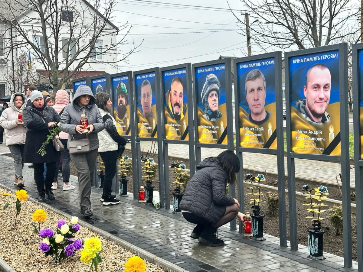 В Запорізькому районі біля Алеї пам’яті загиблих Героїв встановили символ віри та пошани - фото