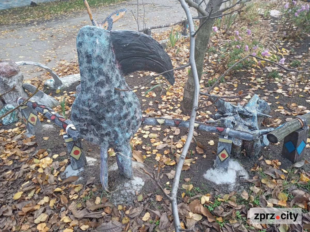 Казковий какаду, метелик і черепаха - запоріжець створив біля зупинки незвичайну зону (фото)