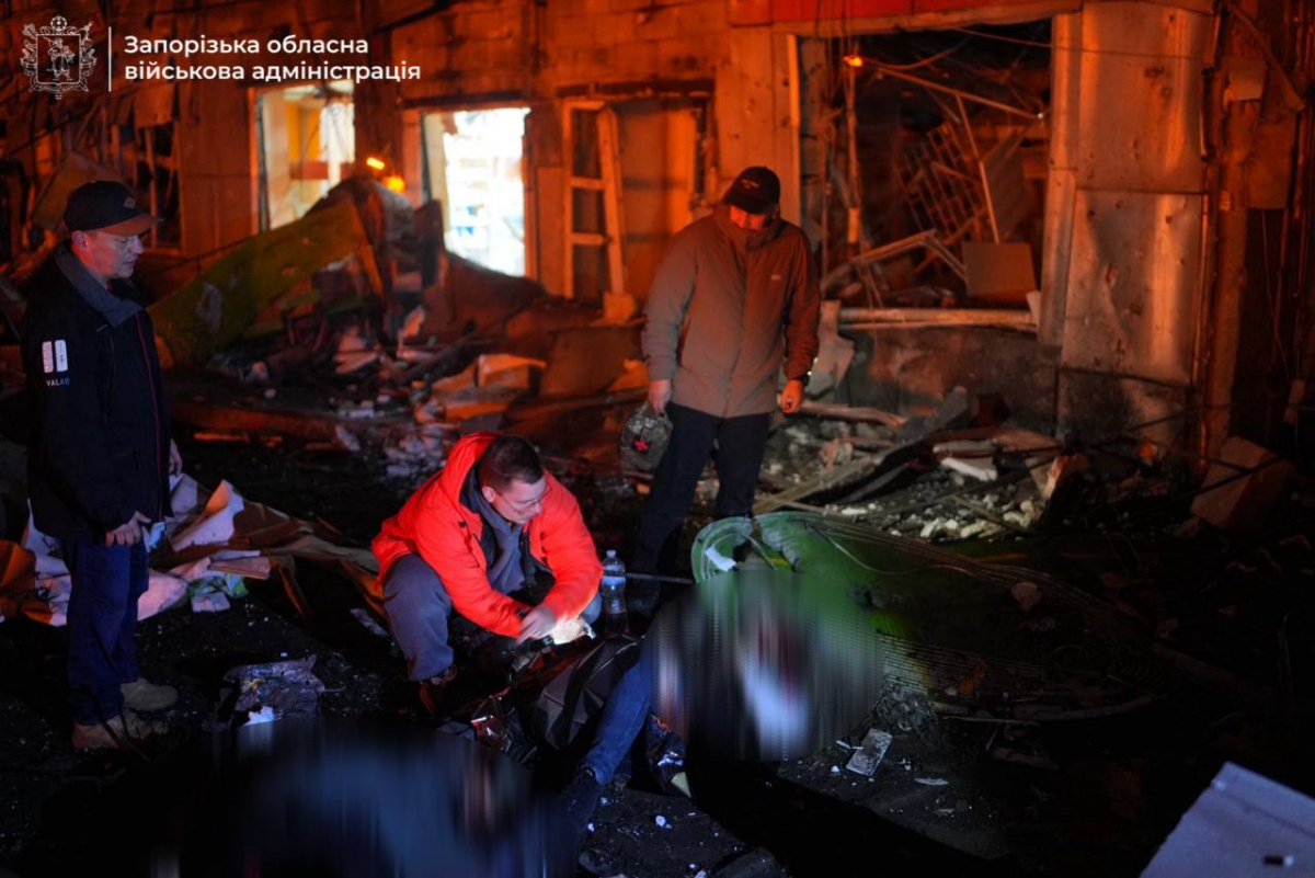 «Було чисто й людно, а сьогодні — уламки»: що розповідають очевидці нічного удару по Запоріжжю (фото, відео)