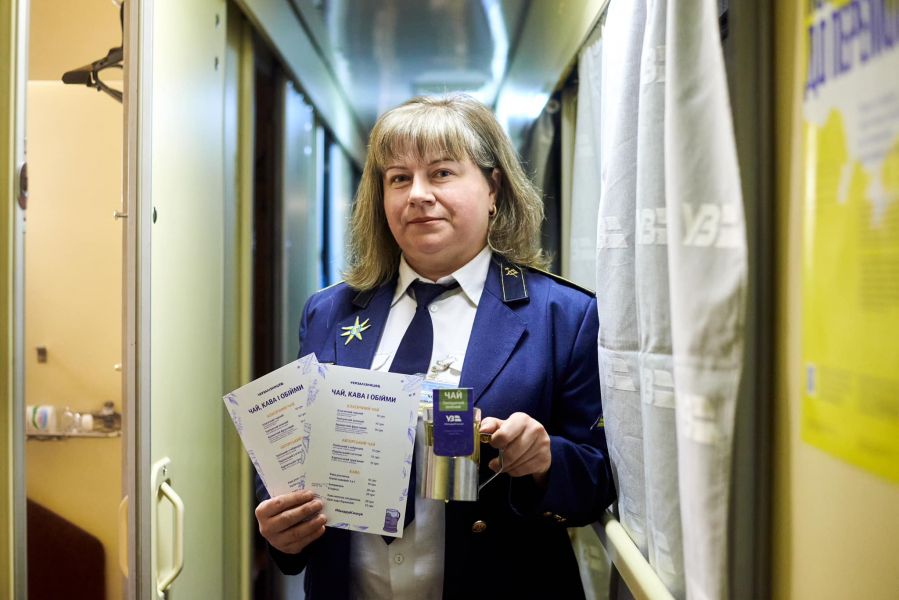 В українські потяги повертаються підсклянники у новому форматі - фото