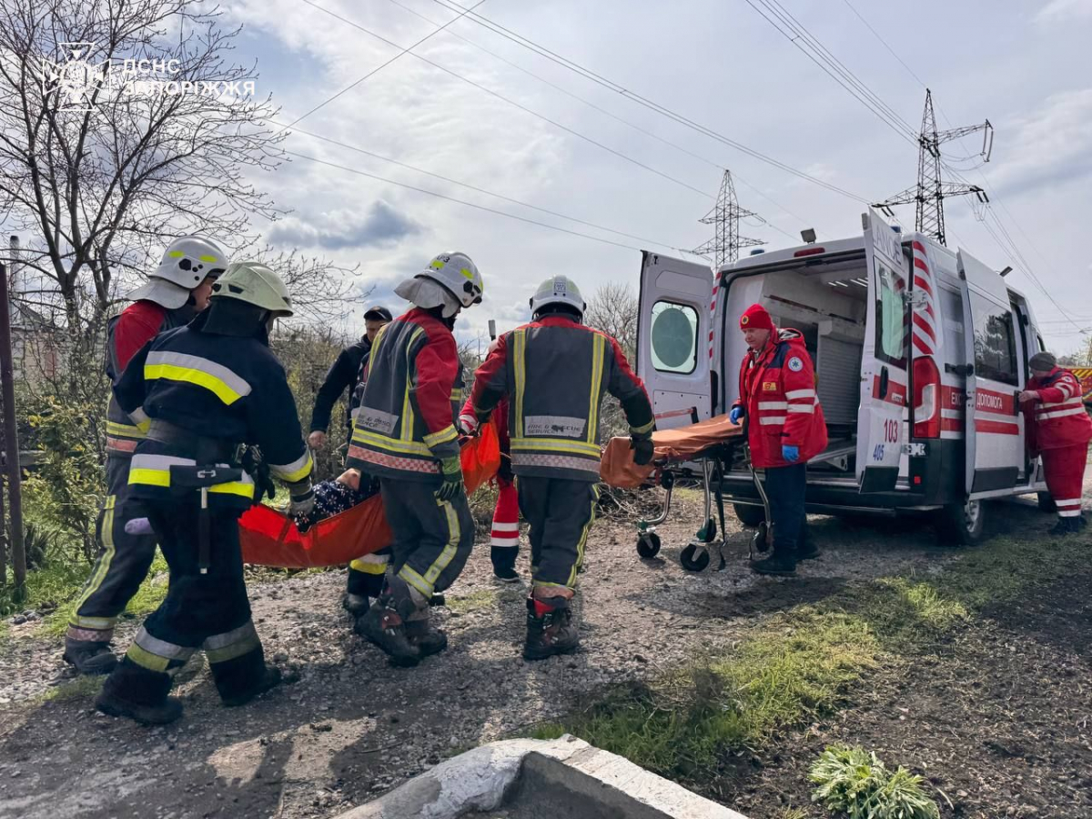 Не змогла вибратись - у Запоріжжі жінка впала в господарчу яму (фото, відео)