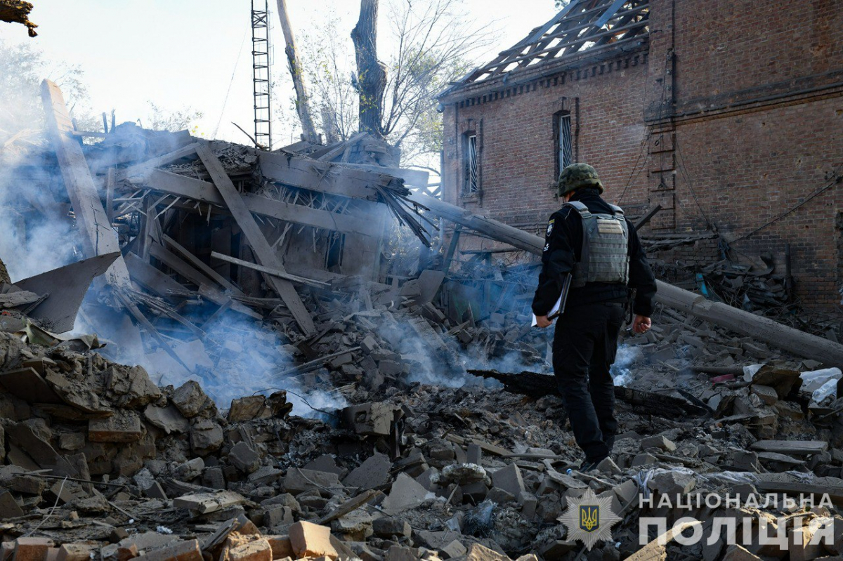 Людям оговтатись не дають: ворог обстрілює КАБами місто в Запорізькій області, в якому немає вцілілих будівель (відео) 