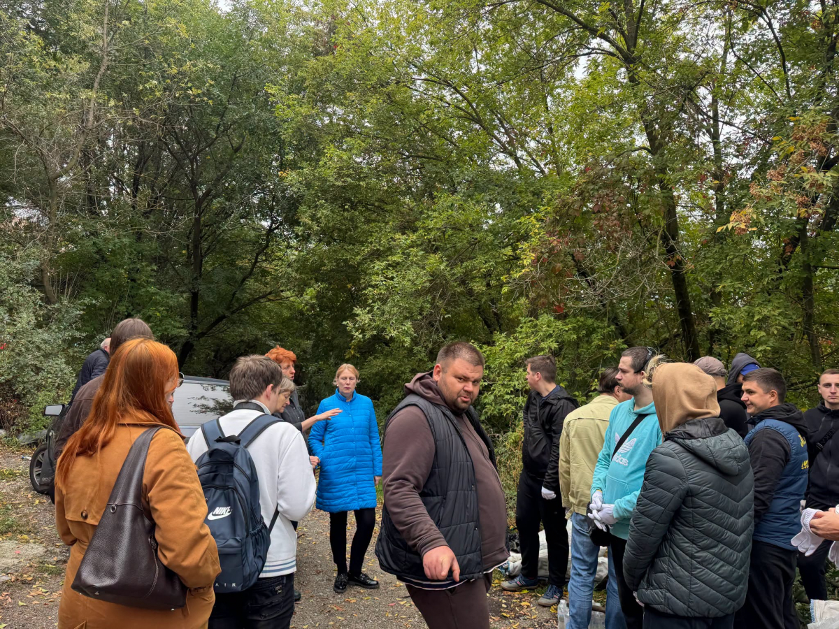 Дитячий візочок, диван і бетонні урни: у Запоріжжі містяни розчистили занедбану ділянку річки Суха (фото, відео)