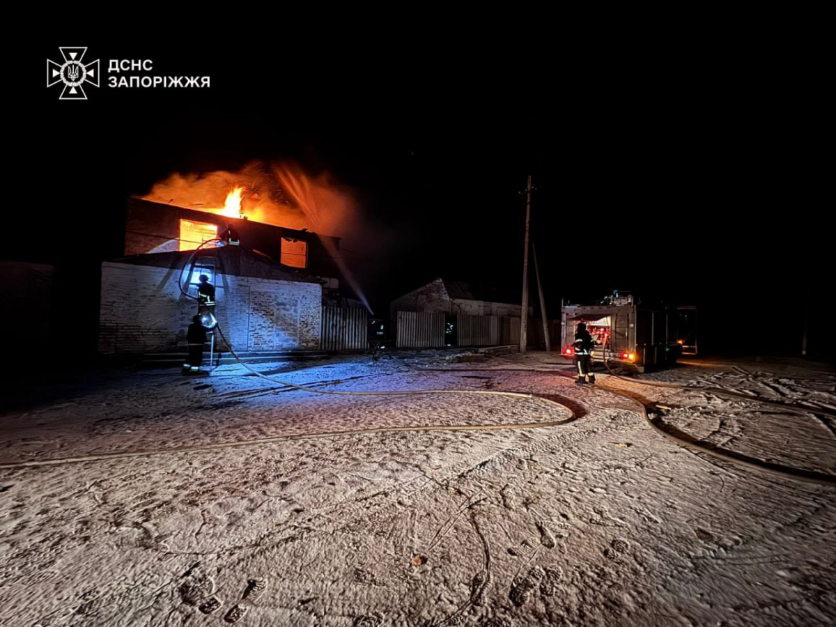 П'ять пожеж за добу: в Запорізькому районі внаслідок ворожих обстрілів постраждав чоловік (фото)