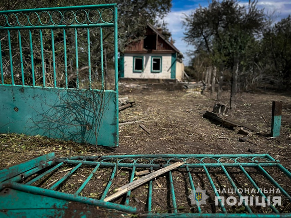 Сіла під стіну з хрестом і залишилася живою - як живуть люди у Гуляйполі під щоденними обстрілами ворога (фото, відео)