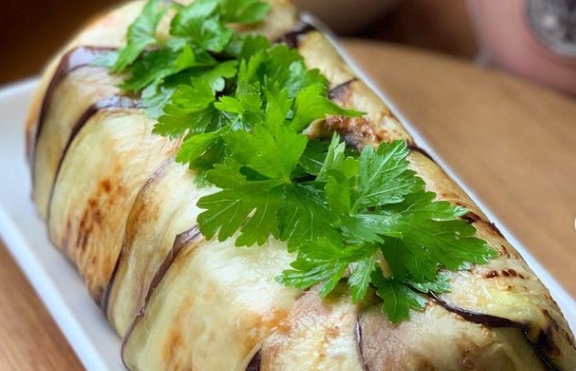 Здивуйте гостей: рецепт незвичайного святкового салату з баклажанів - відео