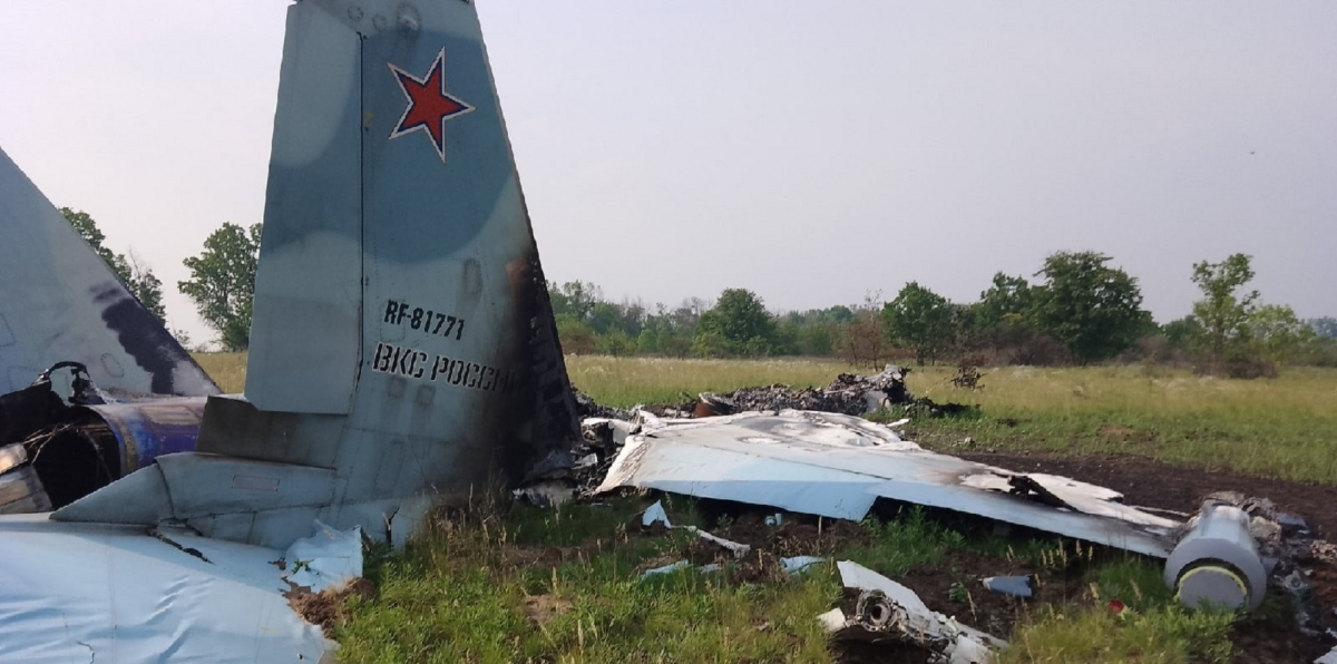 Уламки лежать у полі: з'явилися подробиці збиття росіянами свого ж літака біля Токмака