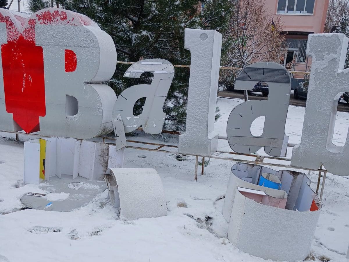 У селищі Балабине п'яні жінки потрощили інсталяцію (фото, відео)