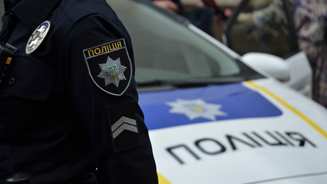 У Запоріжжі поліцейські супроводжували автомобіль з пасажиркою - що сталось: відео