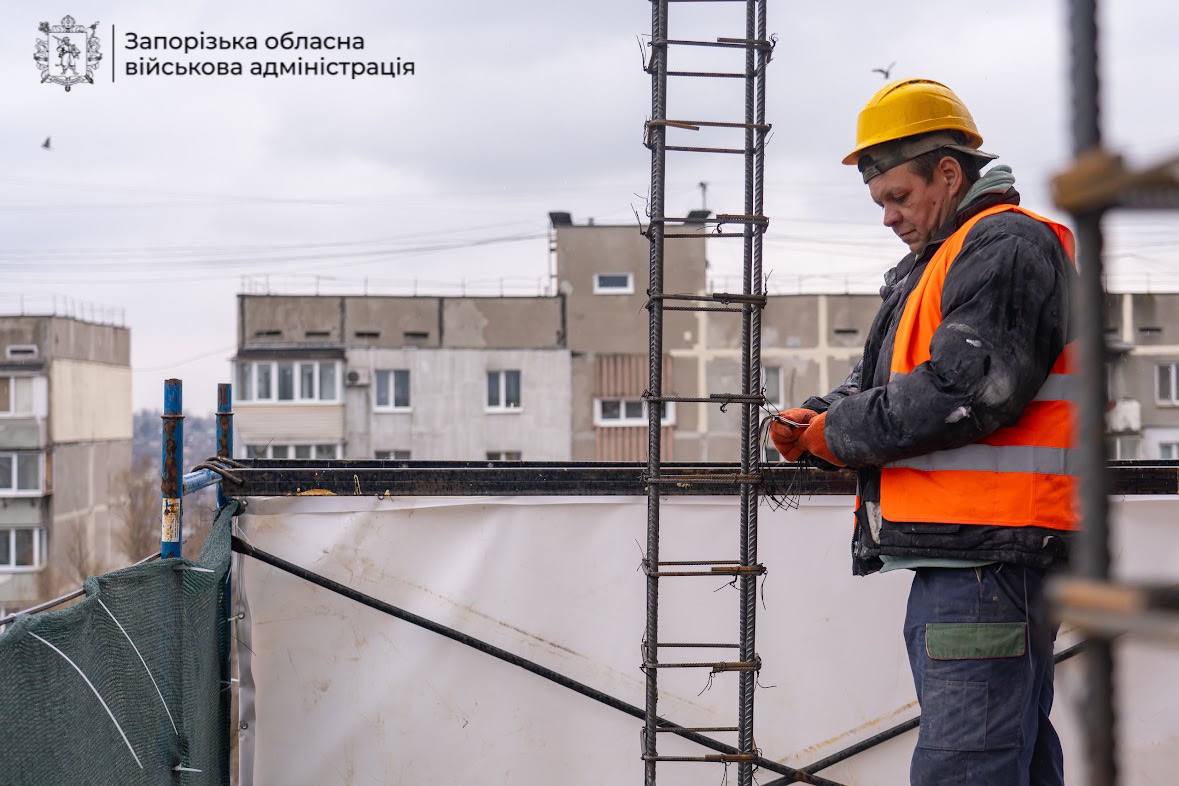 Квартири зводять «з нуля»: як у Запоріжжі відновлюють будинок після удару КАБа (фото, відео)