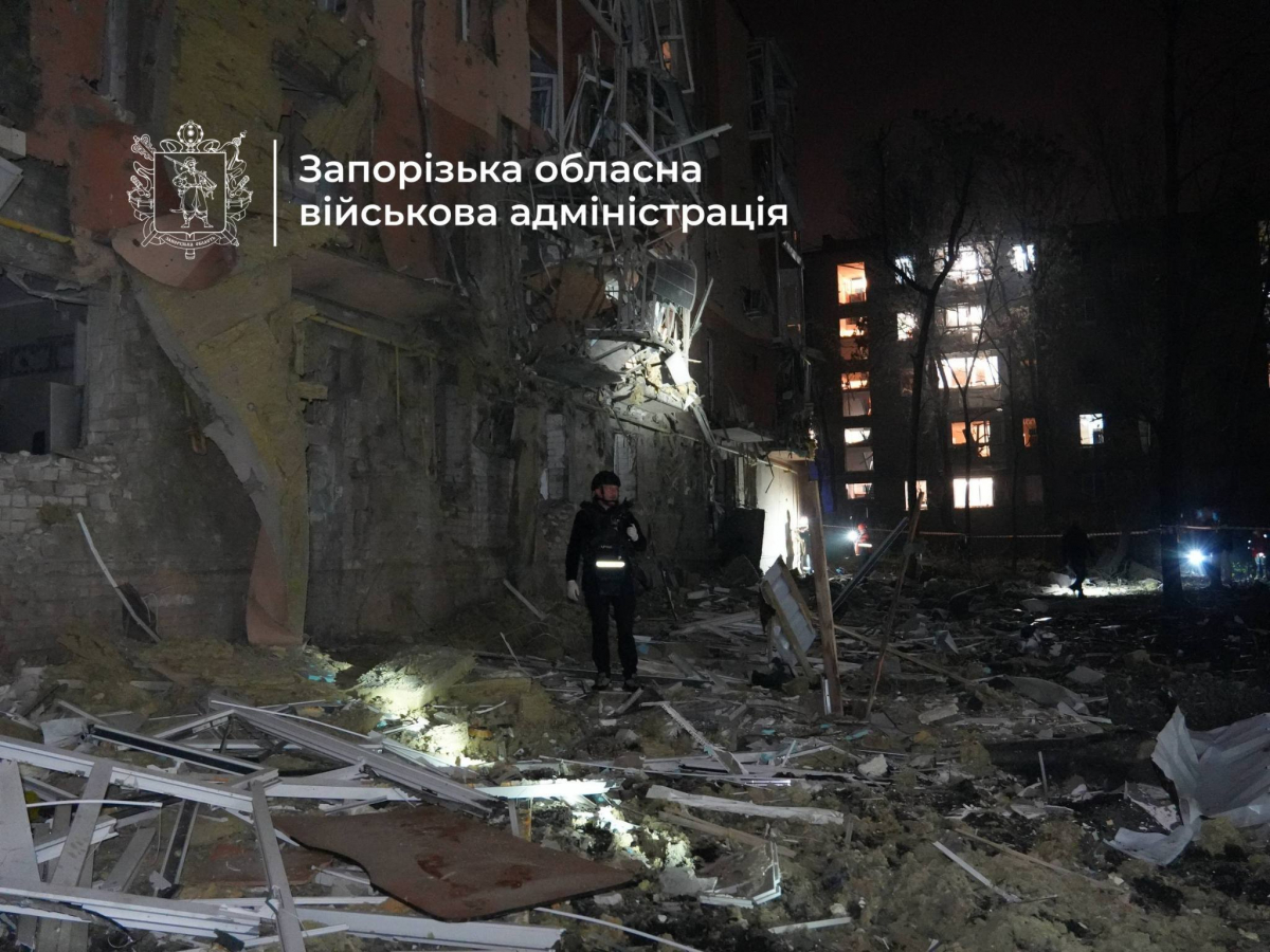 Будинок обстріляли вже вчетверте: у Запоріжжі внаслідок ракетного удару поранено п'ятьох, серед них дитина (фото, відео)