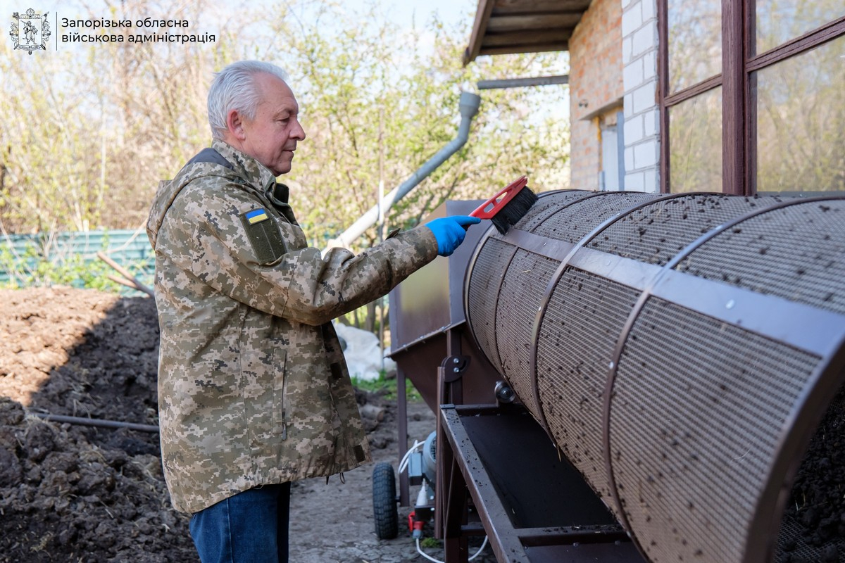 Запорізький ветеран розвиває сімейний бізнес із виробництва екологічних добрив завдяки гранту (фото)